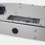 19,5-Zoll-Breitbild-Industriemonitore mit Universalhalterung und  robusten Touchscreens nach IP65/IP66, Ansicht AC-Kabelausgang
