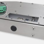 19,5-Zoll-Breitbild-Industriemonitore mit Universalhalterung und robuste Touchscreens gemäß Schutzart IP65/IP66; Ansicht DC-Kabelausgang