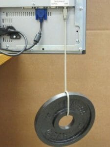 Zeigt die Robustheit unserer USB-Kabelabfangschiene mit einem Gewicht von 5 Pfund