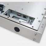 17-Zoll-Industriemonitore mit Universalhalterung und robuste Touchscreens der Schutzart IP65/IP66, Ansicht AC-Kabelausgang