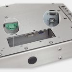 23-Zoll-Breitbild-Industriemonitore mit Universalhalterung und robuste Touchscreens der Schutzart IP65/IP66, Ansicht DC-Kabelausgang