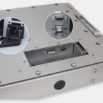 22-Zoll-Breitbild-Industriemonitor mit Universalhalterung und robuste Touchscreens der Schutzart IP65/IP66, Ansicht AC-Kabelausgang